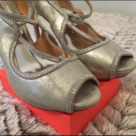 💕Badgley Mischka Silver Jeweled Strappy Platforms - Picture 5 of 8